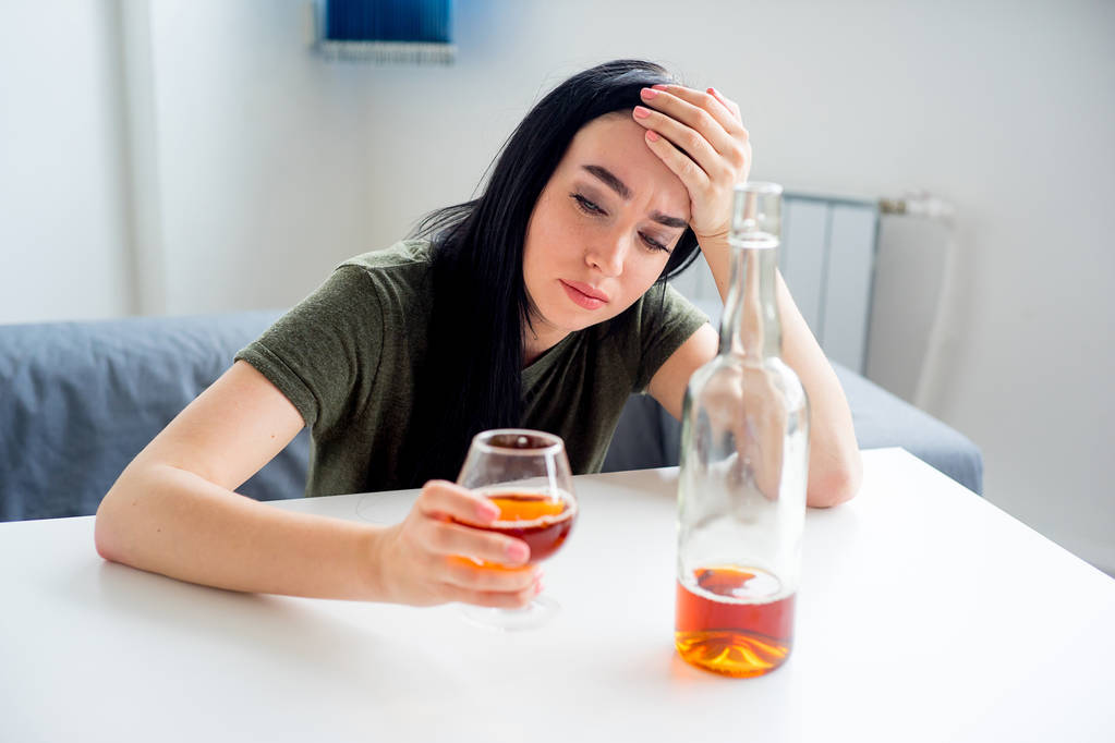 Femme dépendante à l'alcool
 - Photo, image