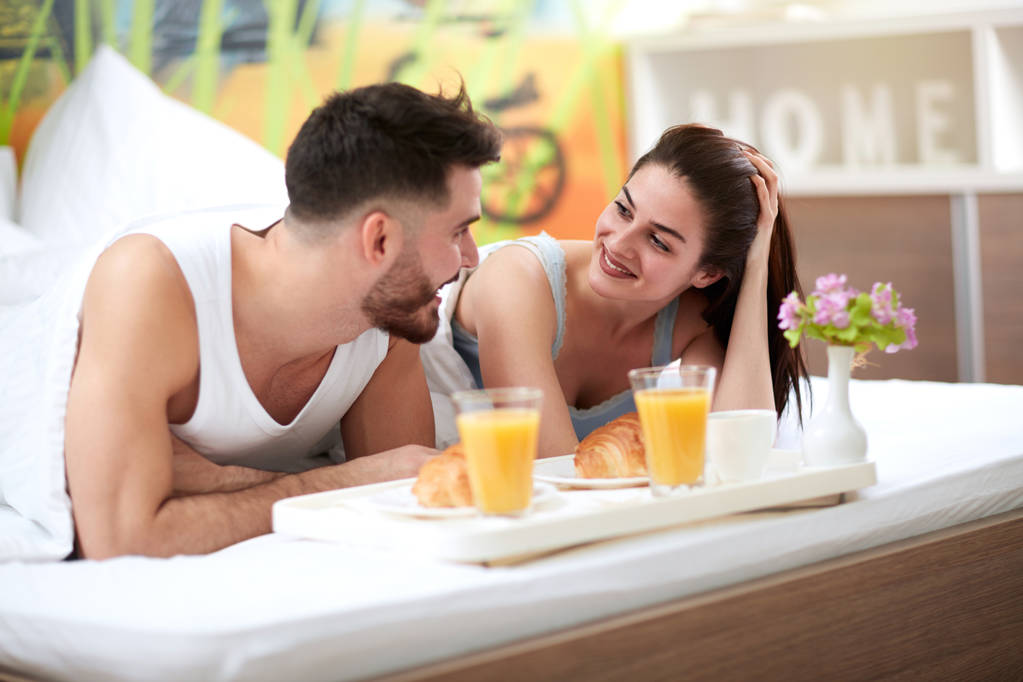 coppia hanno colazione romantica a letto
 - Foto, immagini