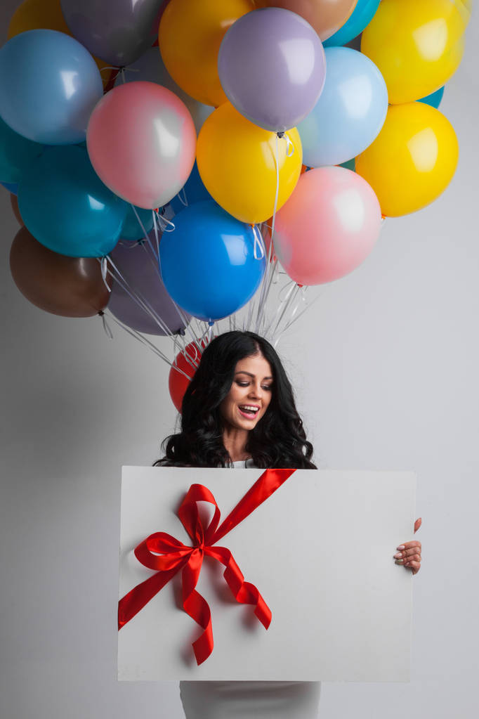 Vrouw met ballonnen en cadeau - Foto, afbeelding