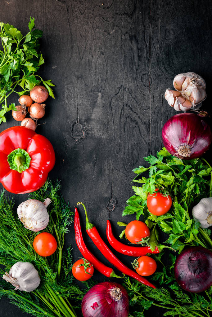 Nagy készlet bioélelmiszerek. Friss, nyers zöldségeket. A fekete chalkboard. - Fotó, kép