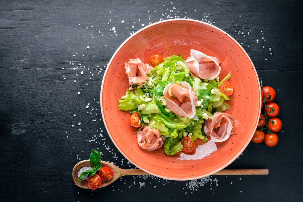 Salad of fresh vegetables and bacon - Photo, Image