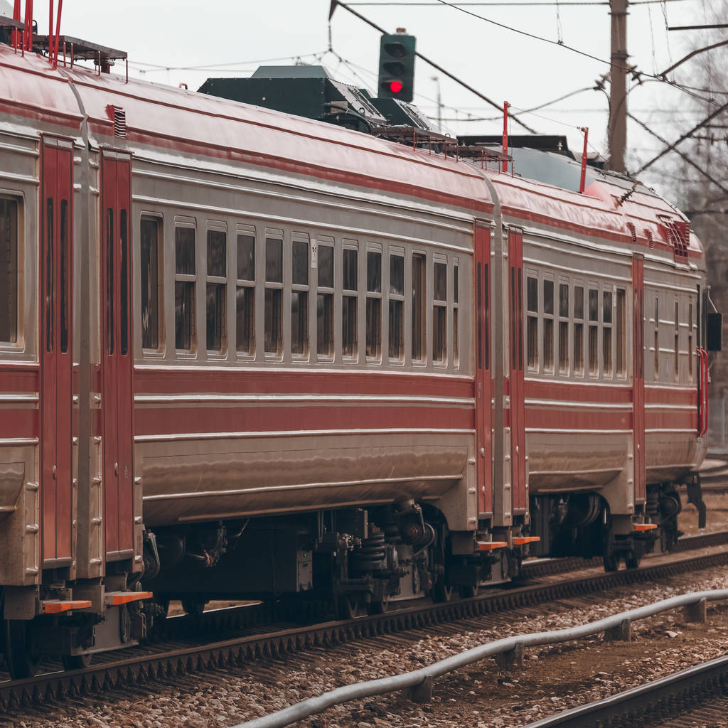 pociąg pasażerski czerwony - Zdjęcie, obraz