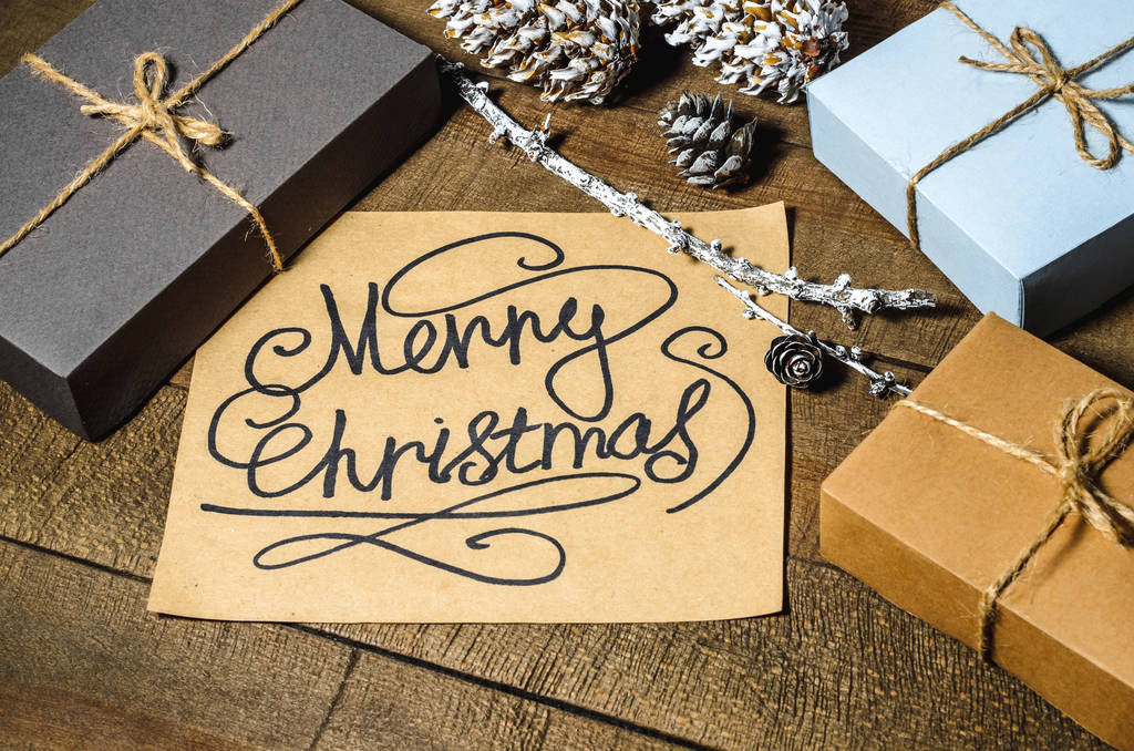 Cajas con regalos, conos, texto "Feliz Navidad
" - Foto, imagen