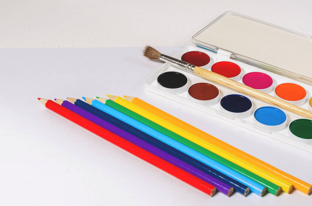 Pinturas y lápices de acuarela de colores brillantes
 - Foto, Imagen