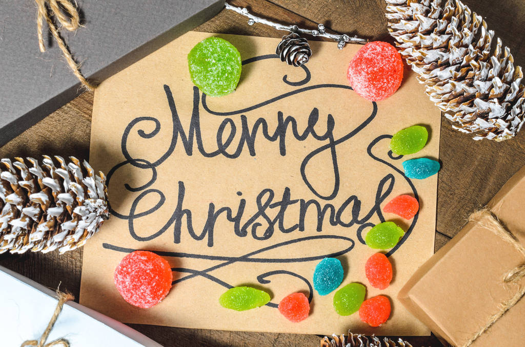 Коробки с подарками, конусы, текст "Счастливого Рождества", конфеты и мармелады
  - Фото, изображение