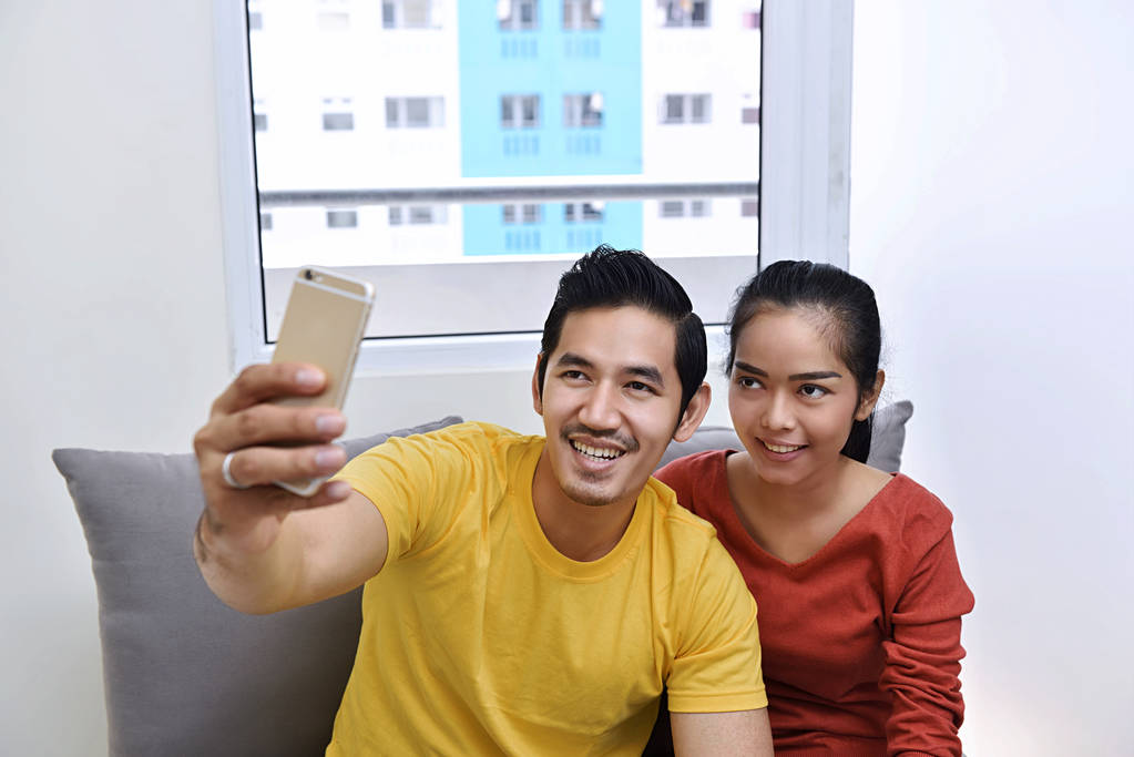 Asijský pár přijetí selfie - Fotografie, Obrázek