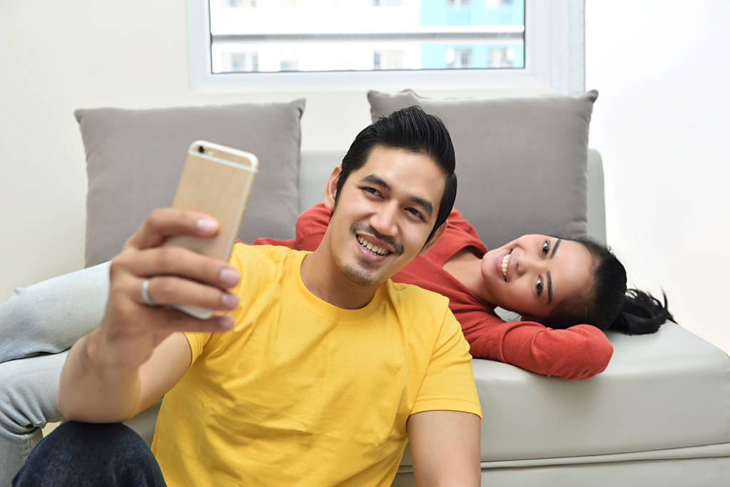 Asiática pareja tomando selfie
 - Foto, Imagen