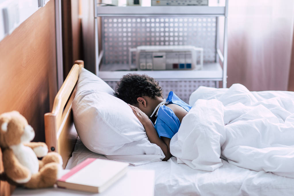 Africký americký chlapec, ležící v posteli - Fotografie, Obrázek