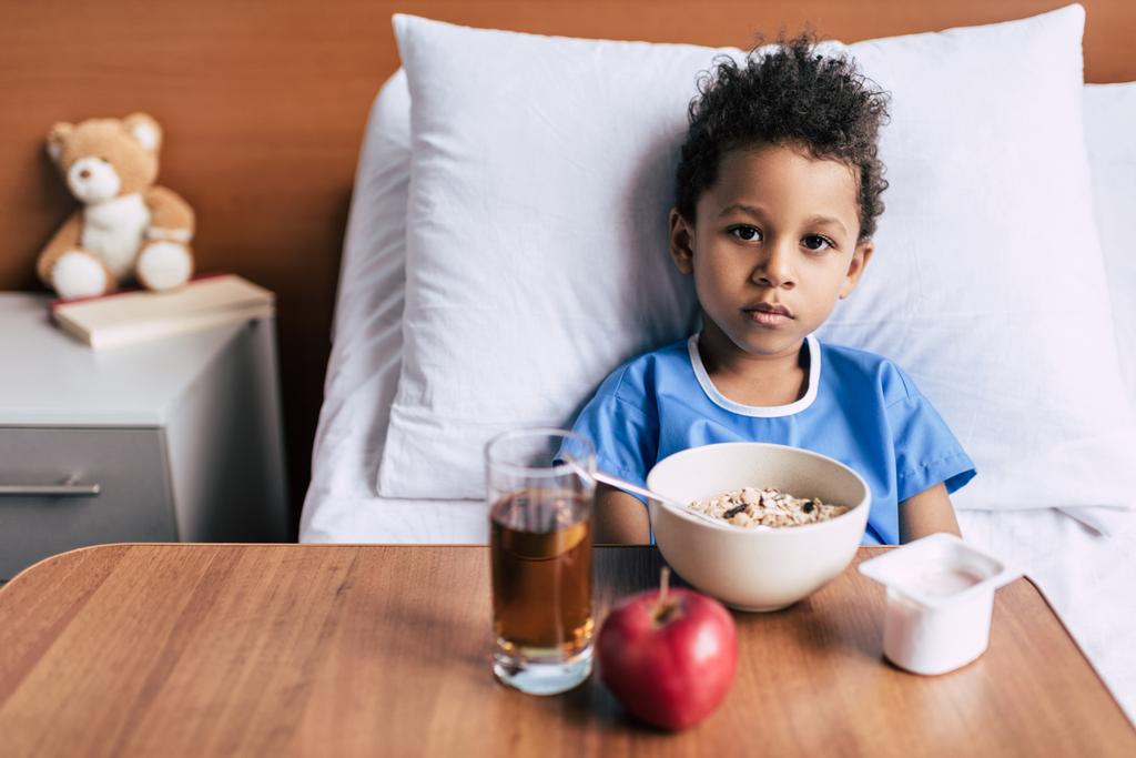афроамериканський хлопчик зі сніданком у клініці
 - Фото, зображення