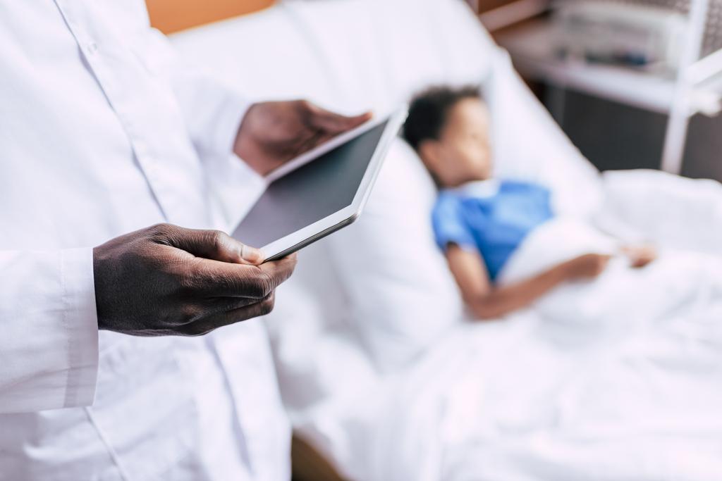 afrikkalainen amerikkalainen lääkäri käyttää tabletti
 - Valokuva, kuva