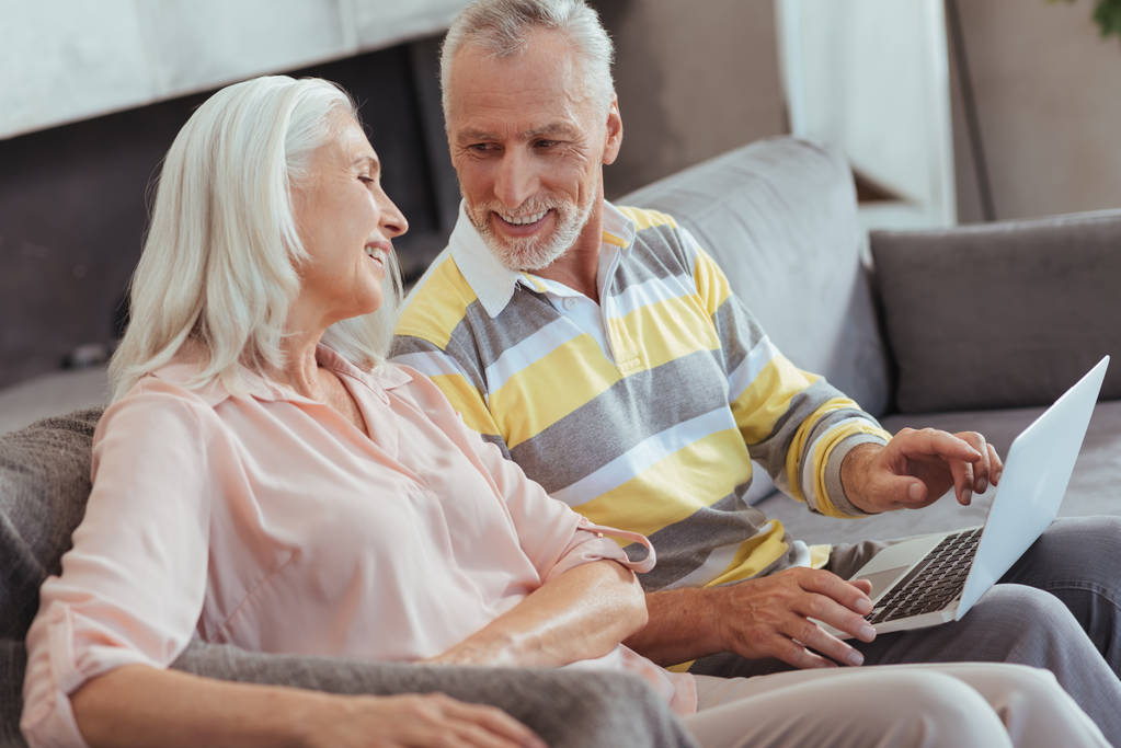 Aimant positif couple âgé en utilisant leur ordinateur portable à la maison
 - Photo, image