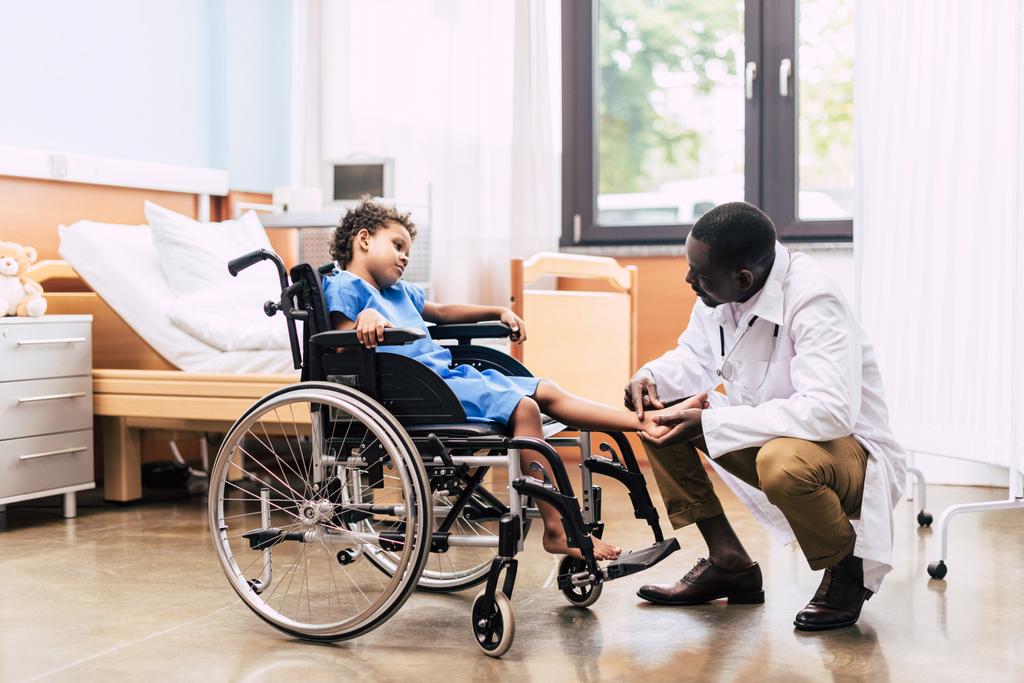médico afroamericano y paciente discapacitado
 - Foto, Imagen