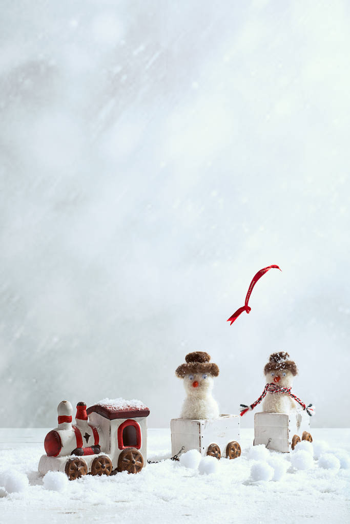 Tren de invierno con muñecos de nieve
 - Foto, imagen
