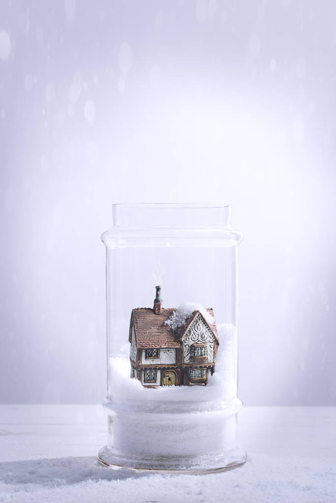 Pequeno globo de neve Cottage
 - Foto, Imagem
