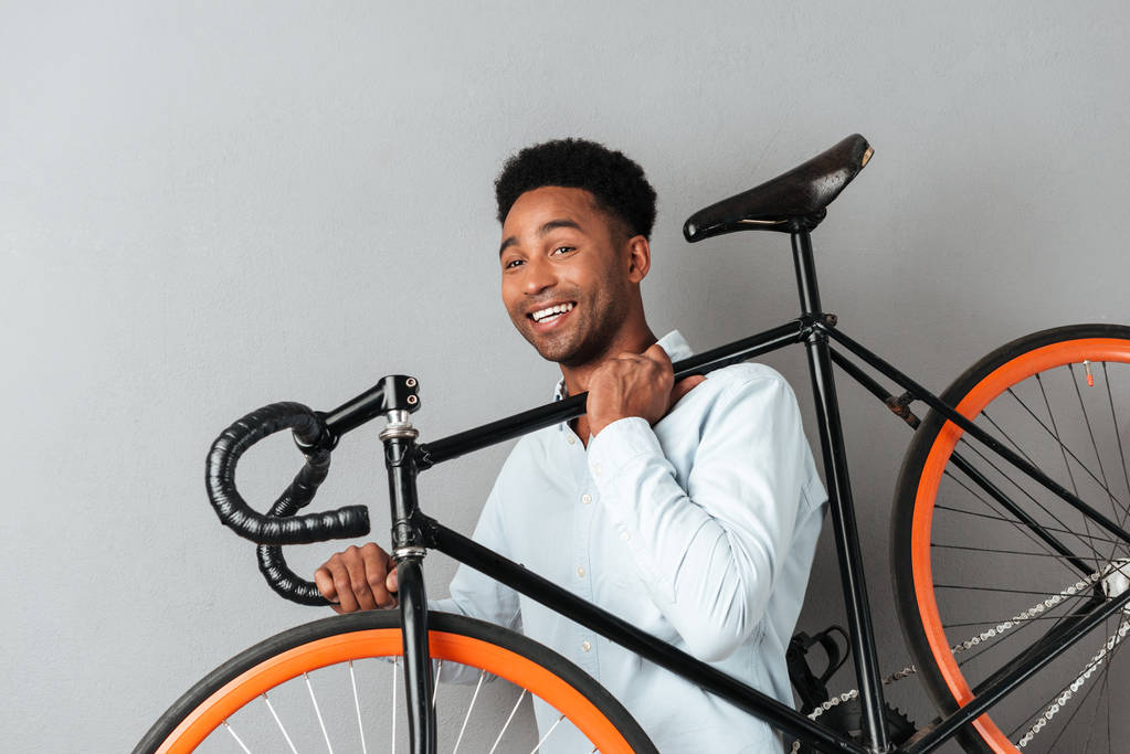 Bisiklet ile mutlu Afrika adam - Fotoğraf, Görsel