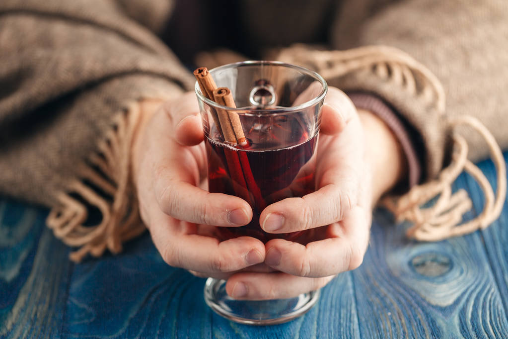 Zimní čas horké kořeněné červené víno ve skle hrnek - Fotografie, Obrázek