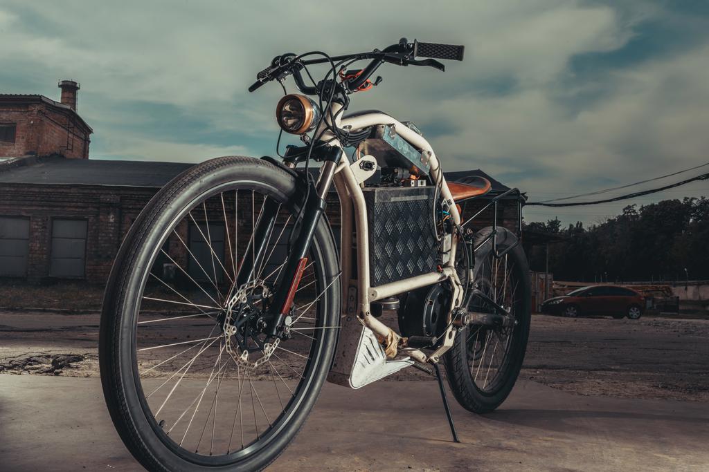 vintage μοτοσικλέτα σε γκαράζ - Φωτογραφία, εικόνα