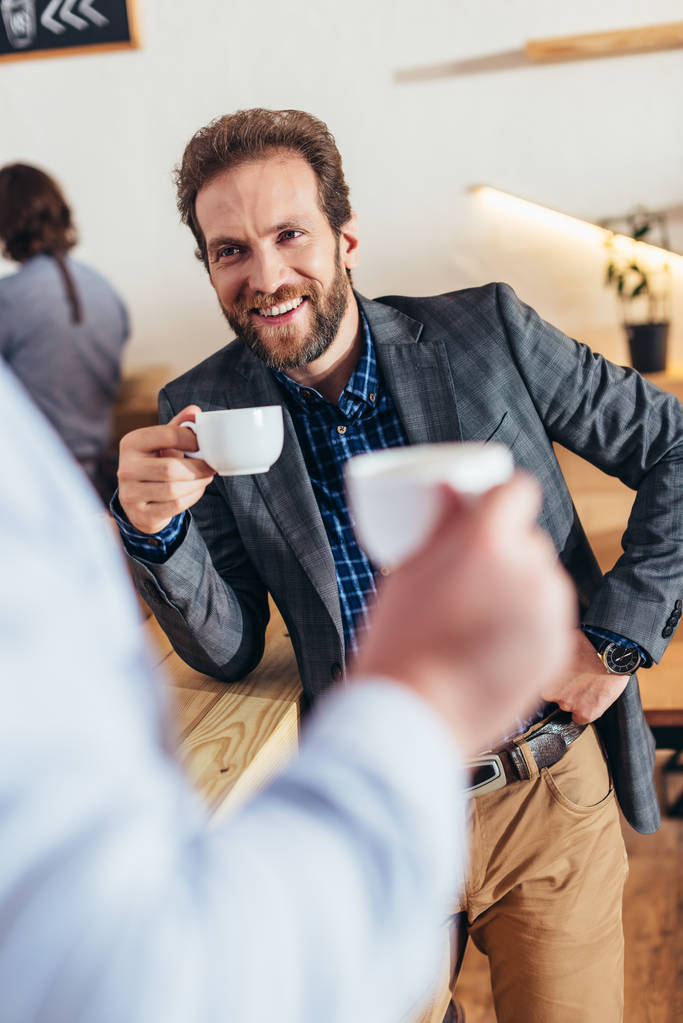 επιχειρηματίες, πίνοντας τον καφέ στην καφετέρια - Φωτογραφία, εικόνα
