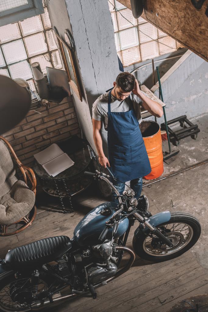 mechanik s motorky v garáži - Fotografie, Obrázek