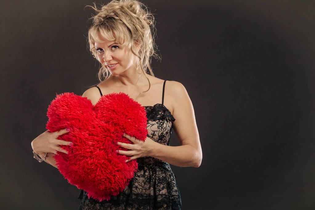 Donna matura abbraccio grande cuore rosso
  - Foto, immagini