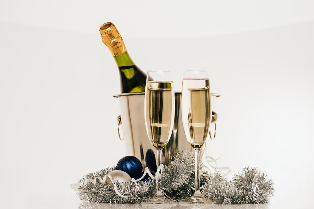 Flasche Champagner und Weingläser - Foto, Bild