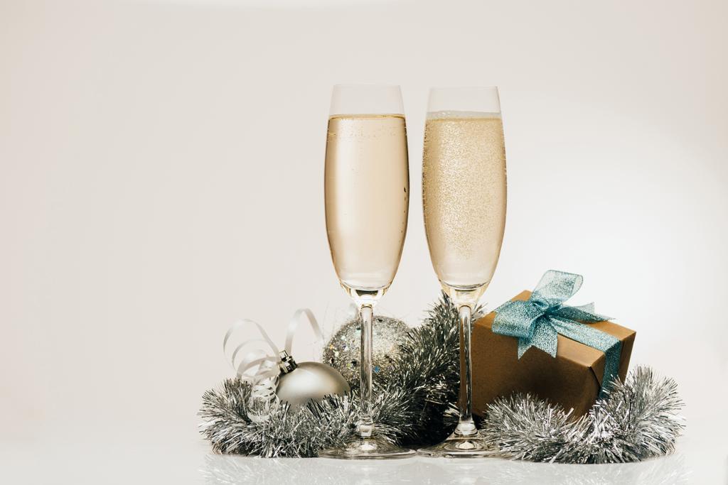 cadeau et verres de champagne
 - Photo, image