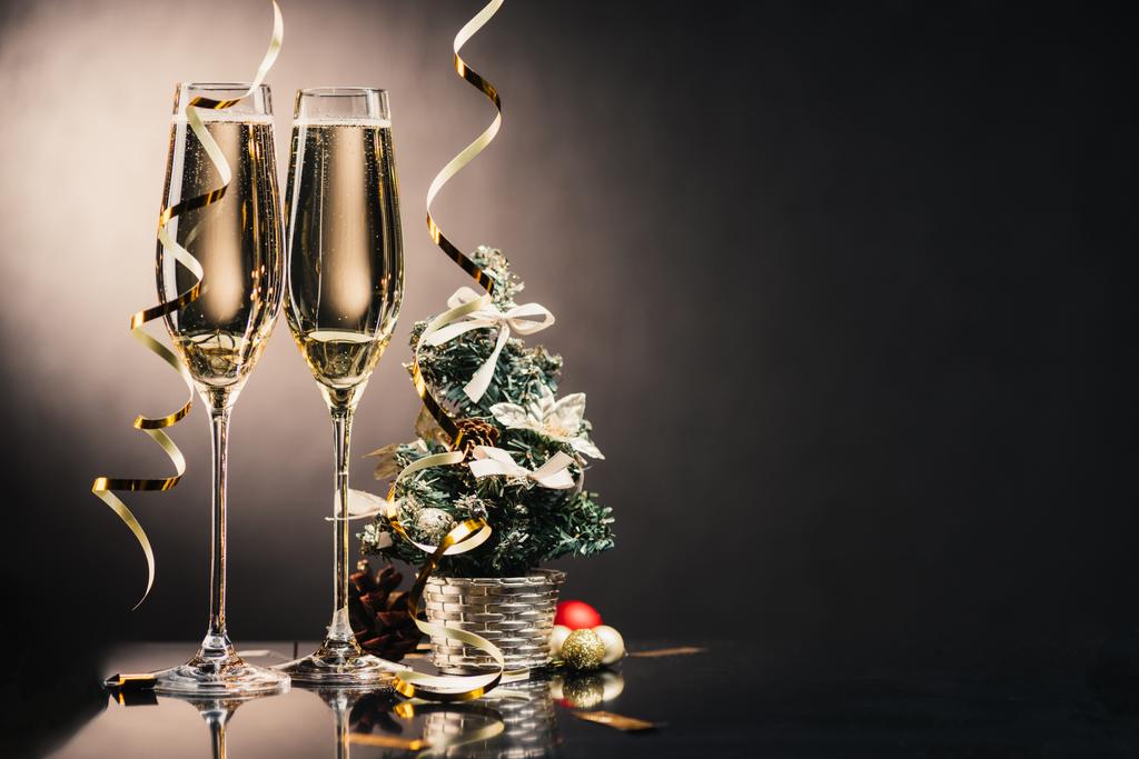 Bicchieri di champagne e decorazioni natalizie - Foto, immagini