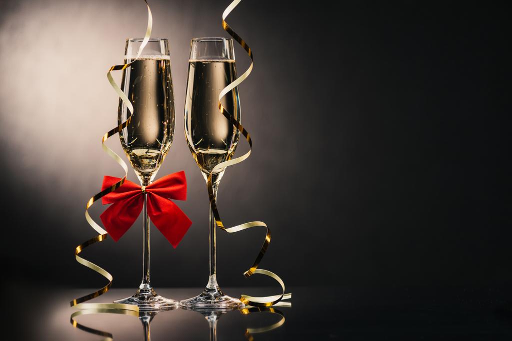 glazen champagne met linten - Foto, afbeelding