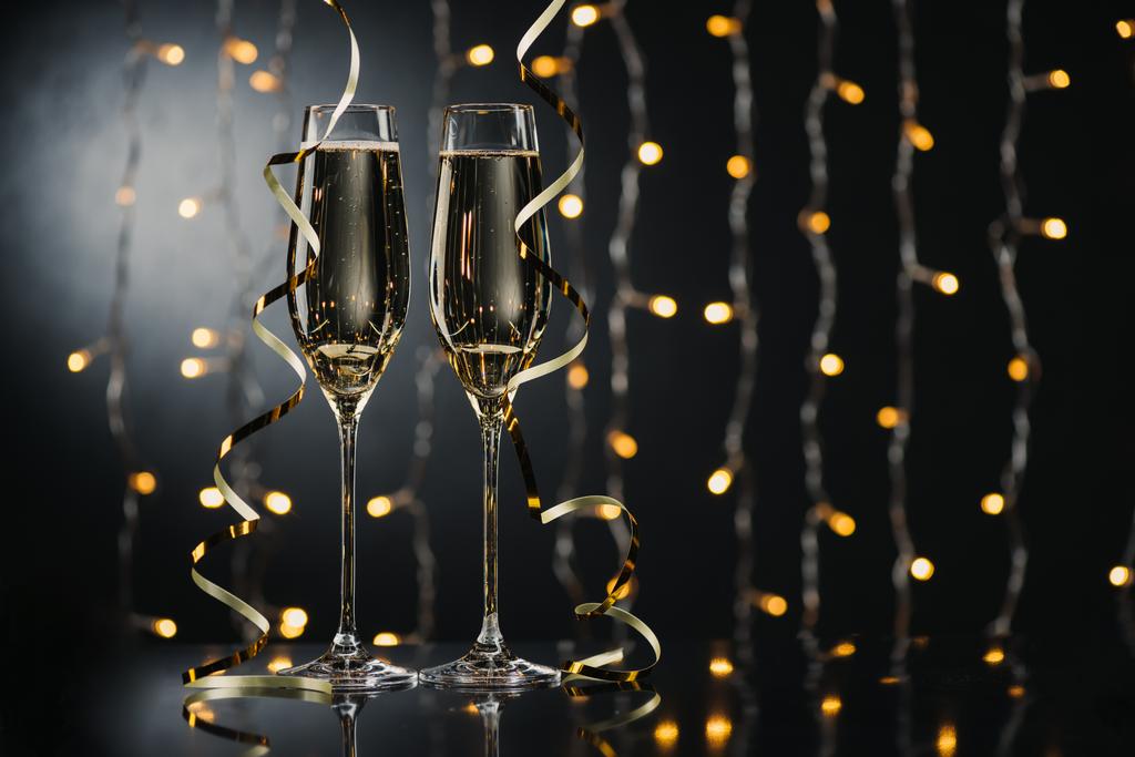 Окуляри шампанського зі стрічками
 - Фото, зображення