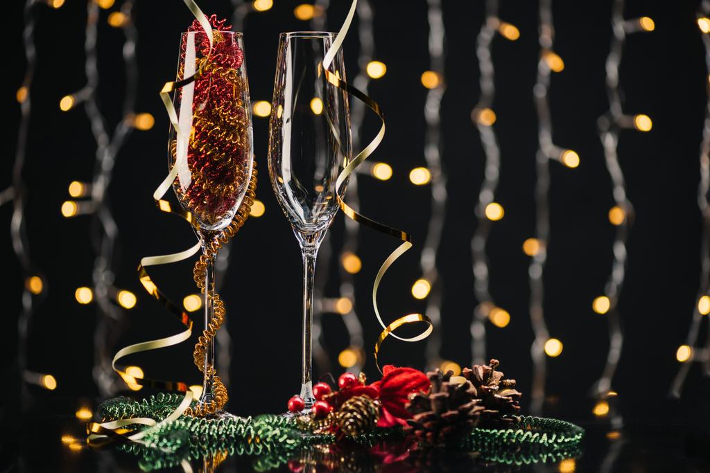 verres à vin vides et décorations de Noël
 - Photo, image