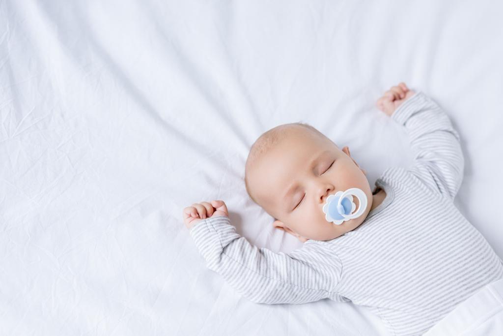 slapende baby - Foto, afbeelding