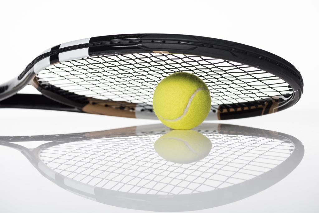μπάλα του τένις και ρακέτα  - Φωτογραφία, εικόνα