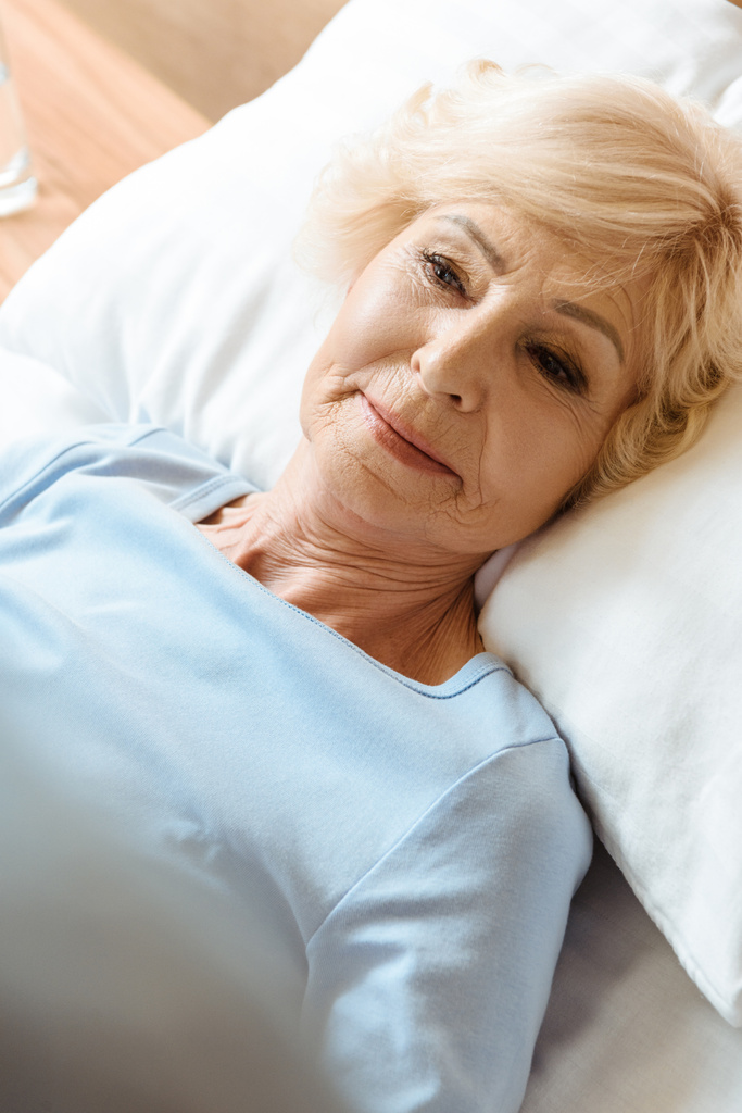 Senior mulher na cama do hospital
 - Foto, Imagem