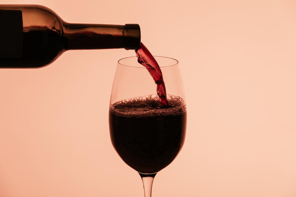 Kırmızı şarap şişeden dökülüyor. - Fotoğraf, Görsel