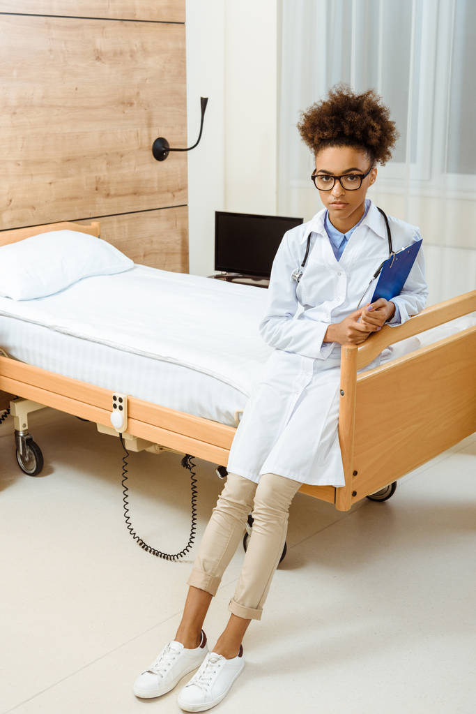 medico seduto sul letto d'ospedale
 - Foto, immagini