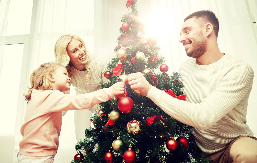 boldog család díszítő karácsonyfa otthon - Fotó, kép