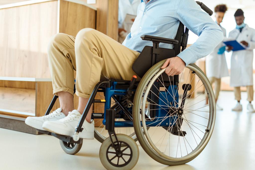 Людина з обмеженими можливостями в лікарні
 - Фото, зображення