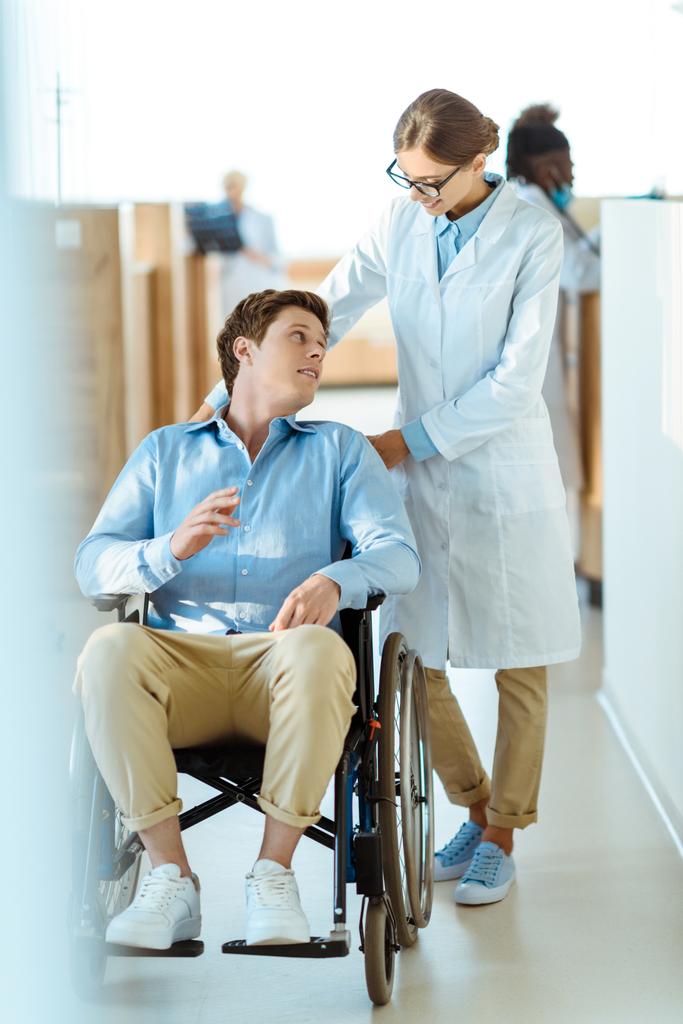 Доктор допомагає інваліду в лікарні
 - Фото, зображення