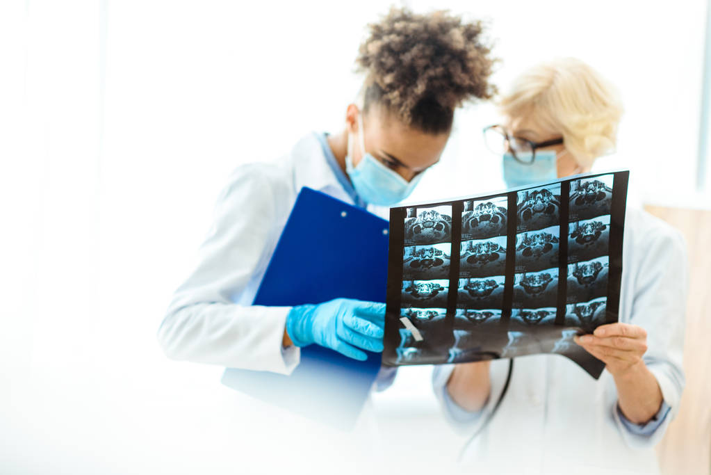 orvosok fényképet röntgen vizsgálata - Fotó, kép