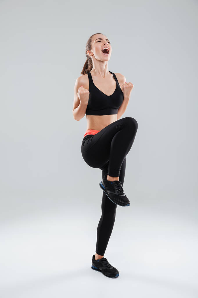 Imagen de cuerpo entero de mujer feliz gritando fitness
 - Foto, imagen