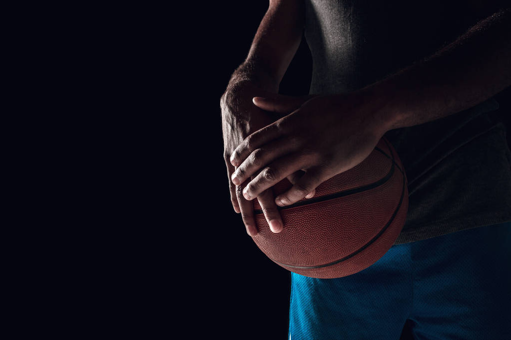 A kezében egy kosárlabda játékos a labda - Fotó, kép