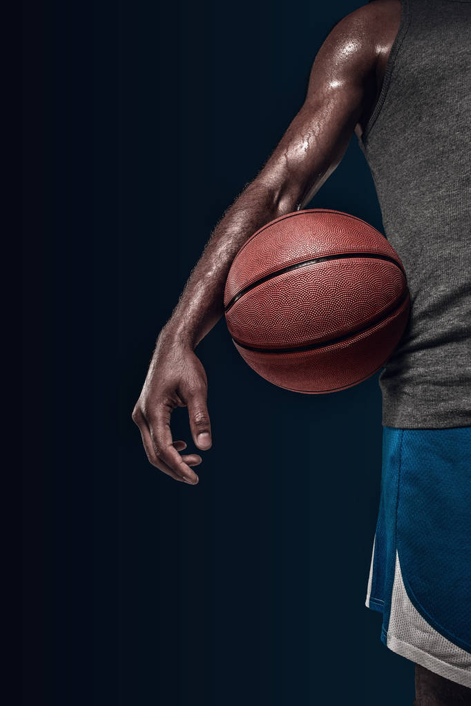 Las manos de un jugador de baloncesto con pelota
 - Foto, Imagen