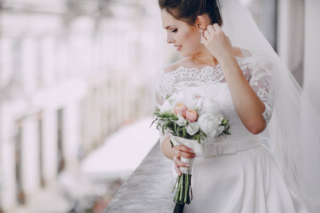 menyasszony, fehér ruhában - Fotó, kép