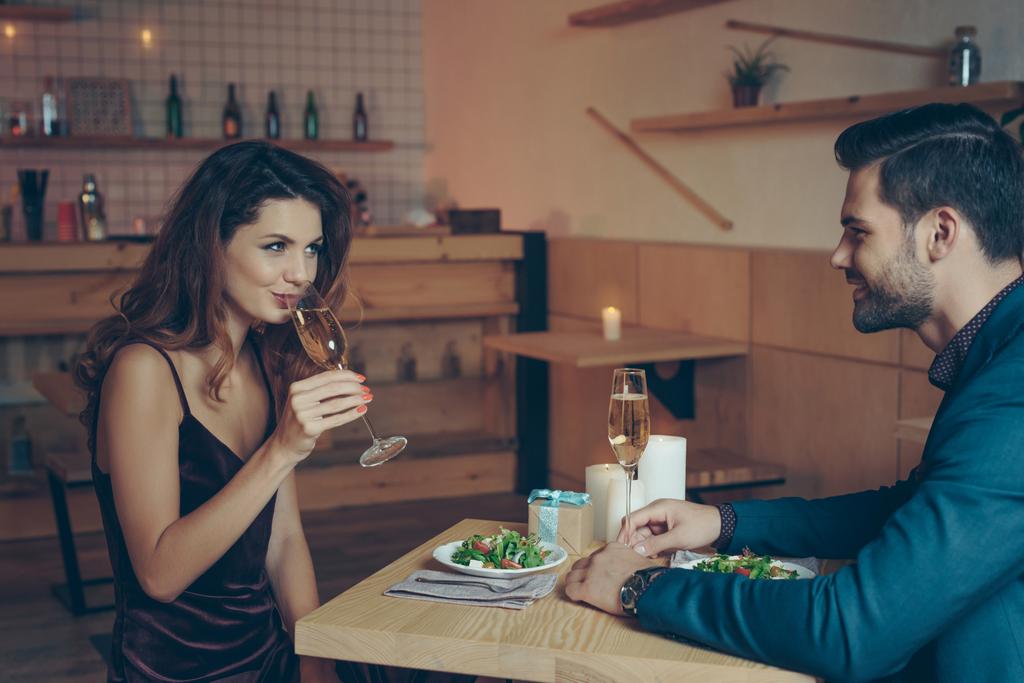 Casal ter jantar romântico - Foto, Imagem