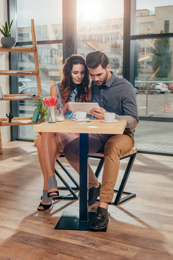 casal usando tablet no café
 - Foto, Imagem