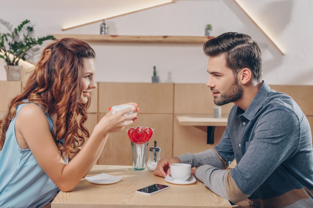 カフェでコーヒーを飲むカップル - 写真・画像