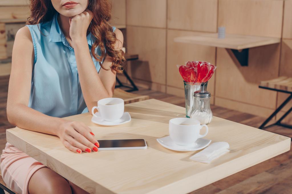 mujer sentada en la mesa en la cafetería
 - Foto, imagen