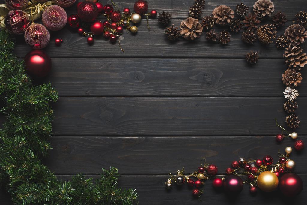 Conos de pino y bolas de Navidad
 - Foto, imagen