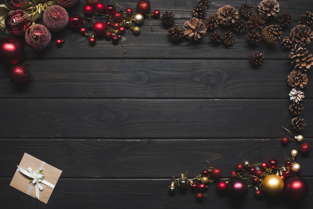 Сосновые шишки и рождественские шарики
 - Фото, изображение