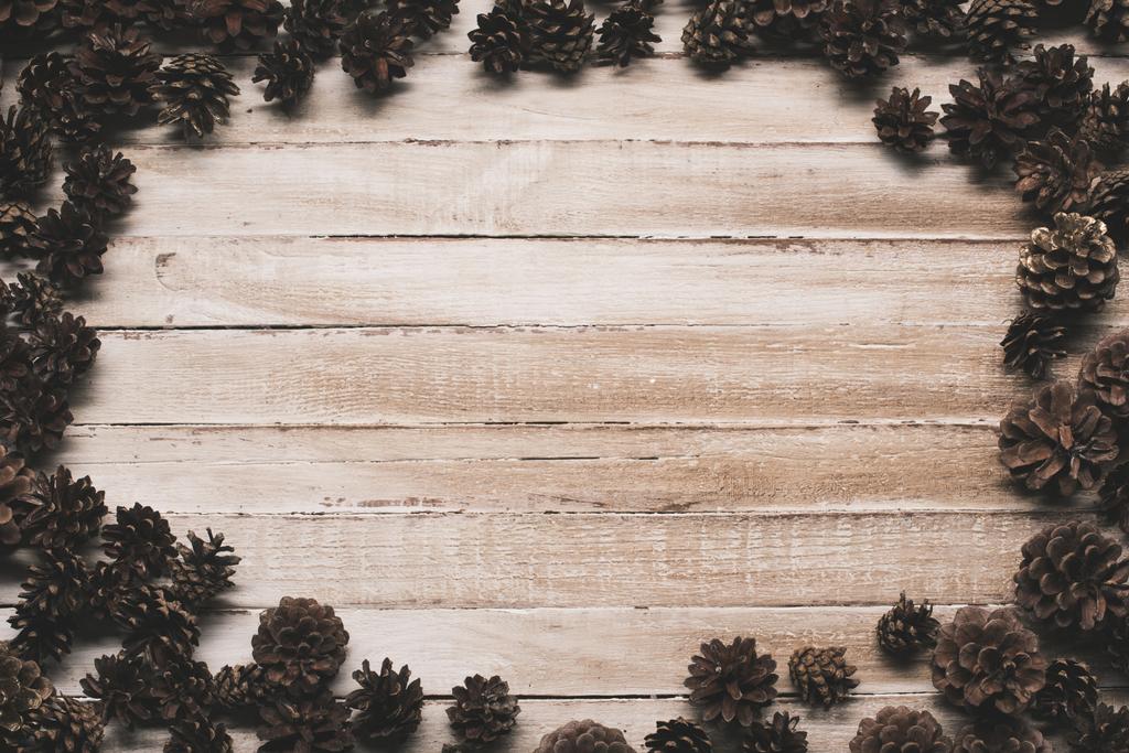 κουκουνάρια σε ξύλινη επιφάνεια - Φωτογραφία, εικόνα